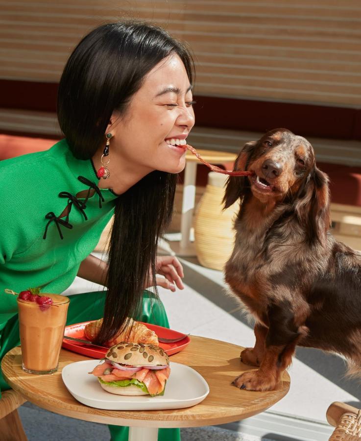 The Standard, Hua Hin Hotel Exterior foto A woman feeding her dog